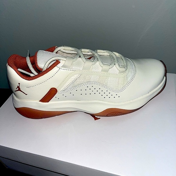 NIB AIR JORDAN 11 CMFT LOW CASUAL SHOES IN SAIL/SKY J ORANGE Women
SIZE 8 - Picture 3 of 12